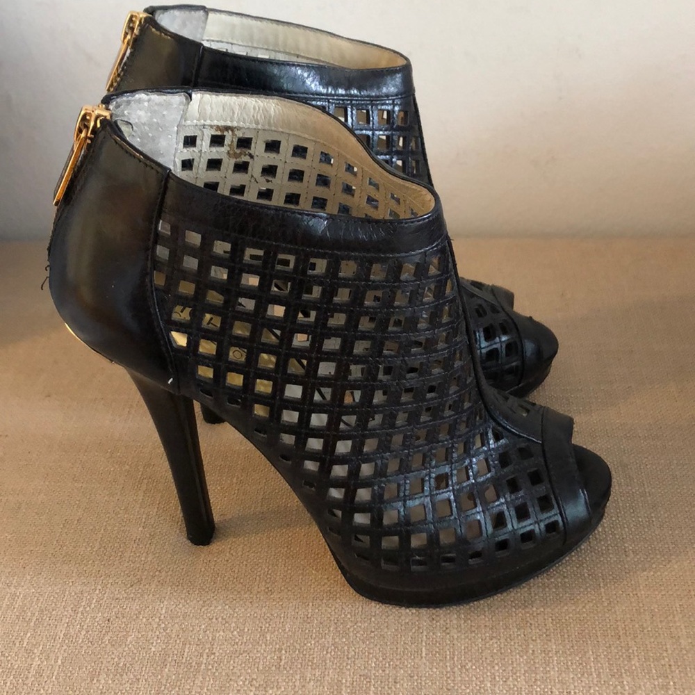 Michael kors black pumps with gold rim